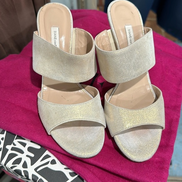 DIANE VON FURSTENBERG DVF Keri Gold Powder Suede Open Toe Strap Heel Sandals - Picture 1 of 6